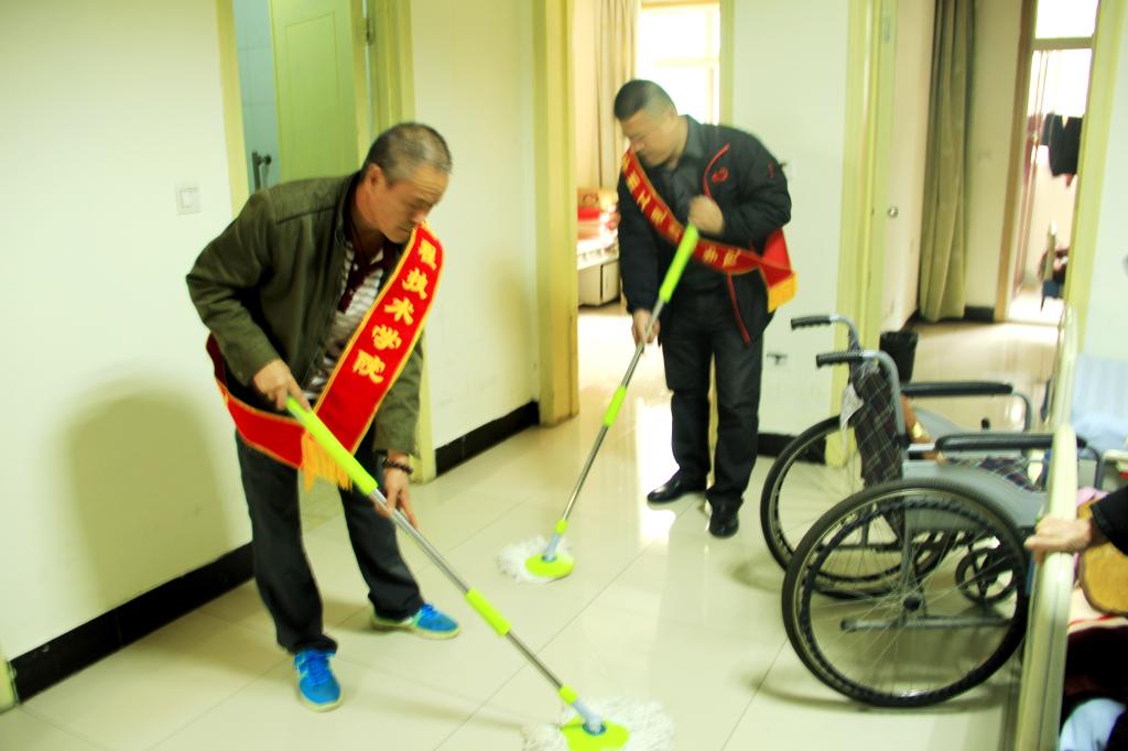 为老人打扫卫生