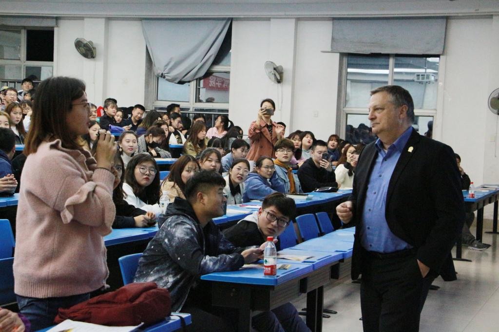 美国太平洋路德大学副校长杰夫•弗伊与学生交流