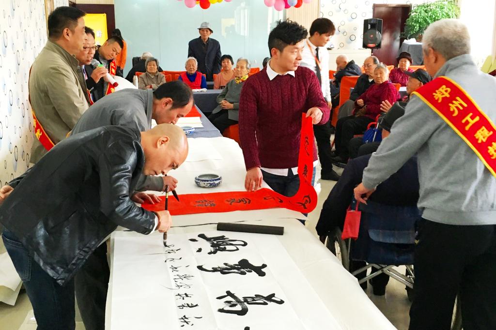 为老人现场写字画